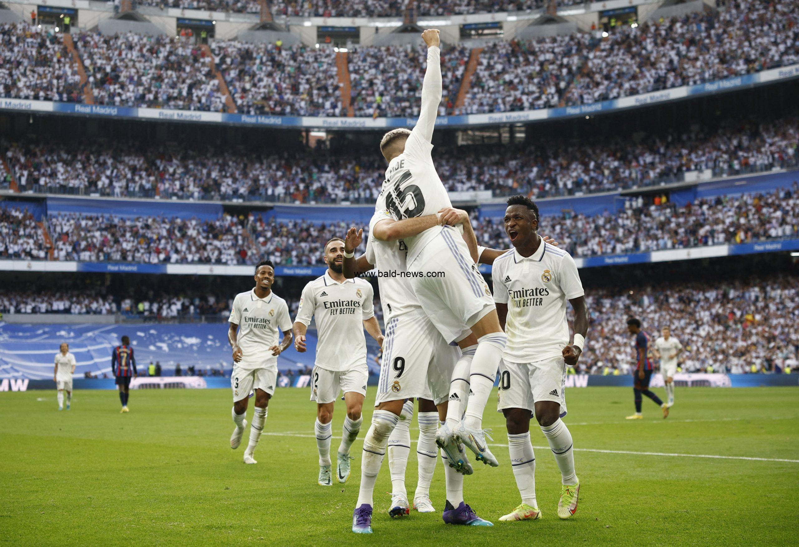 ريال مدريد يخطف صدارة الدوري الإسباني بثلاثية مثيرة أمام برشلونة