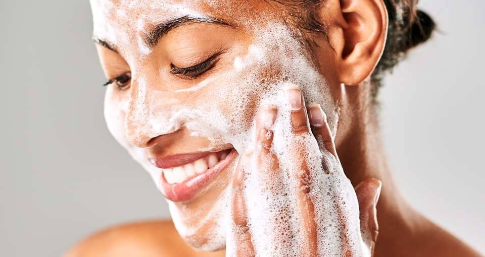 5 طرق طبيعية لعمل غسول للوجه في المنزل يكل سهولة