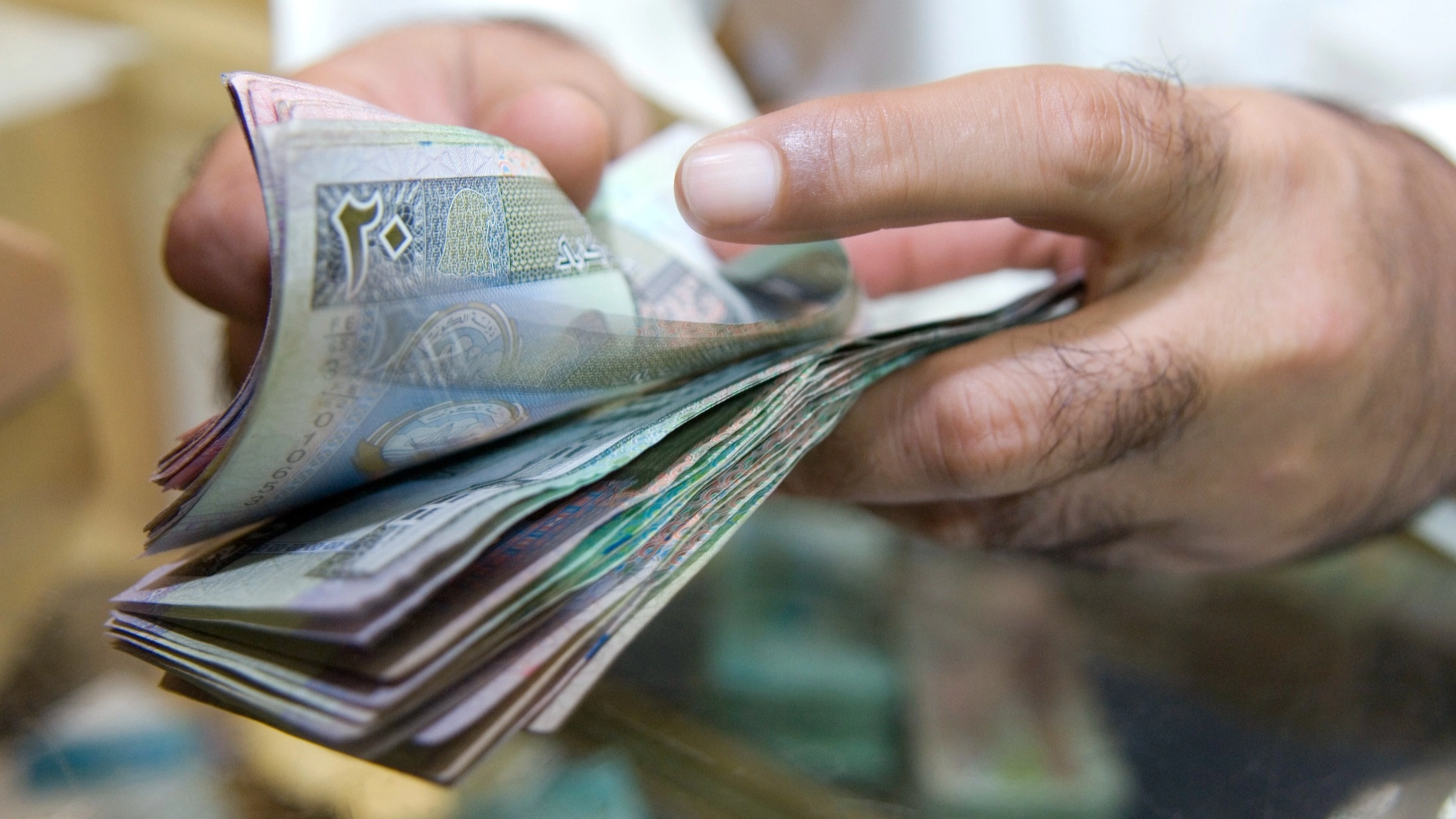 “العُملة الاغلي عربياً” سعر الدينار الكويتي مقابل الجنيه المصري اليوم الجمعة 30-8-2024 في السوق السوداء والبنوك