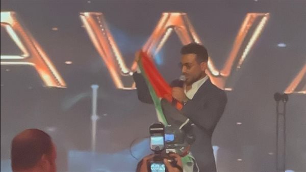 أحمد سعد يرفع علم فلسطين في حفل دير جيست دعمًا للقضية بعد فوزه بجائزتي أفضل مطرب وأفضل ألبوم