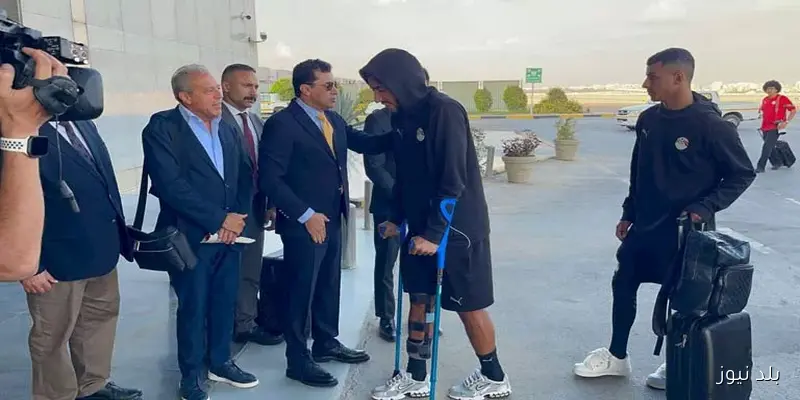 في استقبال الوزير.. عمر مرموش يتألق بالعكاز في مطار القاهرة