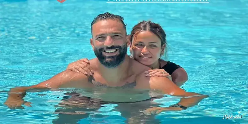 لحظات رومانسية لميدو وزوجته في حمام السباحة