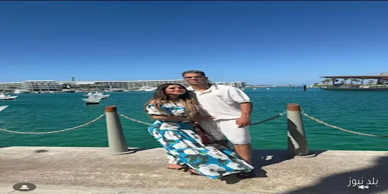 لحظات ساحرة: 3 صور جديدة من إجازة إمام عاشور وزوجته على البحر