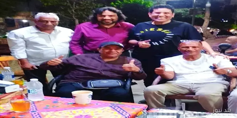 لقاء مميز: نجم الأهلي السابق يتواجد مع المطرب محمد فؤاد في مقهى بالسيدة زينب