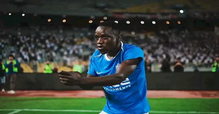 موقف طريف يثير الضحك من صفقة الزمالك الجديدة خلال مباراة المصري