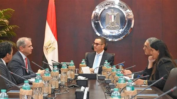 وزير الاستثمار يلتقي مؤسس شركة الكازار للطاقة لبحث تعزيز التعاون في مجال الطاقة المتجددة