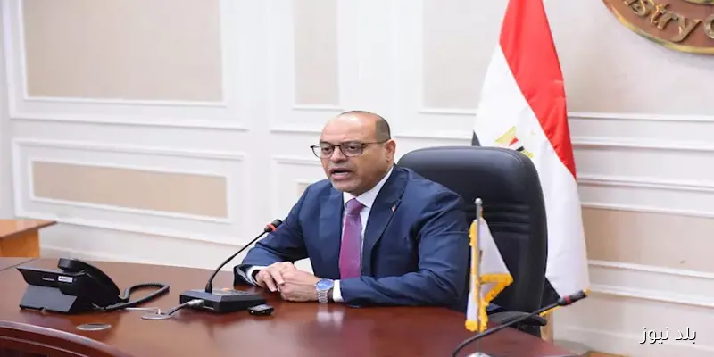 وزير العمل يسلّم عقود وظائف جديدة للشباب بفخر
